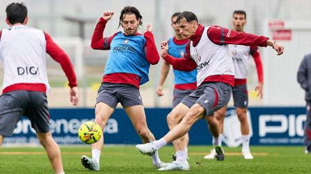 Ante Budimir dispara ante la presión de Juan Cruz durante el entrenamiento de este miércoles