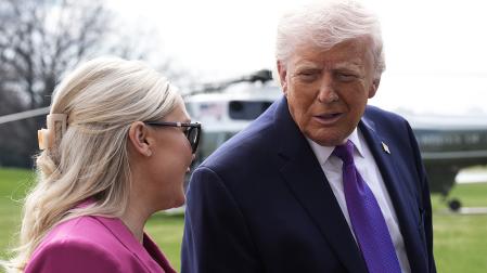 Donald Trump conversa con la Secretaria de Prensa de la Casa Blanca, Karoline Leavitt