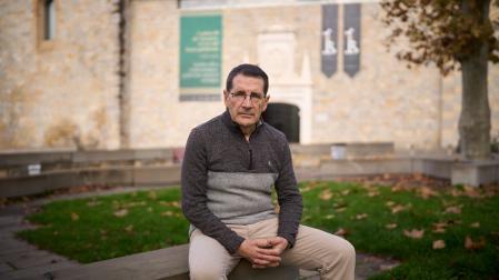 Peio Monteano, retratado recientemente junto al Archivo General de Navarra