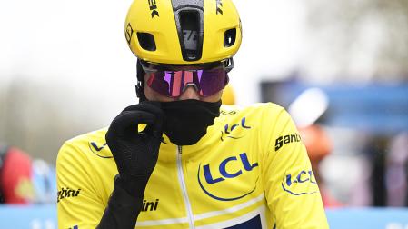 Juan Ayuso con el maillot amarillo antes del inicio de la cuarta etapa de la París-Niza 2026