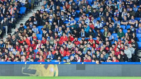 Aficionados rojillos junto a seguidores de la Real en la grada de Anoeta durante el pasado partido de Copa