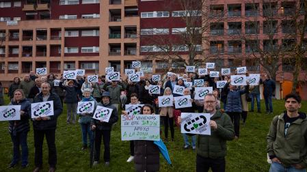 Protesta de vecinos de Echavacoiz contrarios al proyecto de edificación de 100 viviendas