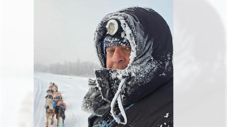 Baltasar Gallardo, sobre el trineo tirado por sus 8 huskies en la nieve noruega