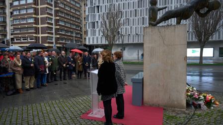 La presidenta María Chivite y la vicepresidenta segunda Ana Ollo leyeron en castellano y euskera el acuerdo del Ejecutivo con motivo del Día de las víctimas del Terrorismo. Las flores que se habían depositado a lo largo de la jornada junto al Monumento se colocaron durante el acto en la parte trasera del mismo