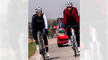 Alberto Contador y Raúl García subidos a la bicicleta