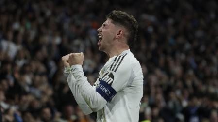 El centrocampista uruguayo del Real Madrid Fede Valverde celebra el primero de sus goles ante el Manchester City