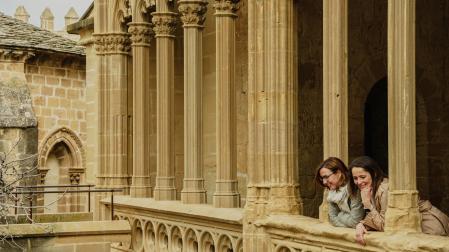 Dos mujeres disfrutan de su visita al Palacio Real de Olite-Erriberri