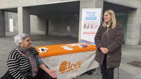 Mesa informativa de la asociación ALCER instalada este jueves en la plaza de Carrefour, donde se hicieron mediciones de tensión