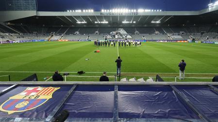 Los jugadores del FC Barcelona sobre el césped del St. James Park