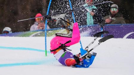 La esquiadora española Audrey Pascual se va al suelo en la primera manga del gigante de los Juegos Paralímpicos de Milán Cortina