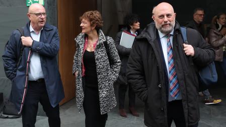 El consejero de Educación, Carlos Gimeno, la presidenta María Chivite y el consejero de Economía y Hacienda, José Luis Arasti, a su llegada este jueves al Parlamento de Navarra, que celebra sesión plenaria