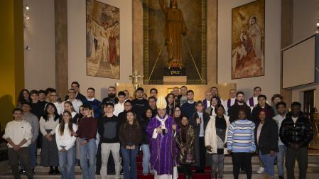 Grupo de personas que serán bautizadas el 4 de abril en la catedral, con el arzobispo Florencio Roselló, el día del Rito de Elección.