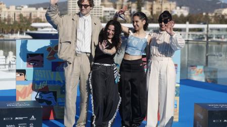 El actor Julián Villagrán, la cineasta Júlia de Paz, la actriz Janet Novás y la actriz Clara Aranzibia, durante el posado gráfico de la presentación de la película 'La buena hija', este jueves en el Festival de Cine de Málaga