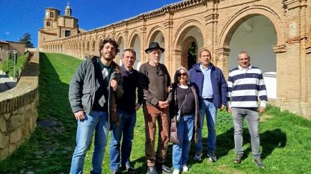 El director de cine Fernando Trueba y su mujer y productora Cristina Huete, en el centro del grupo, durante su visita ayer a la basílica de Nuestra Señora del Romero de Cascante. Junto a ellos, el alcalde de la ciudad ribera, Alberto Añón -segundo por la derecha-, quien acompañó a la pareja y a su equipo por distintas localizaciones de la localidad ribera