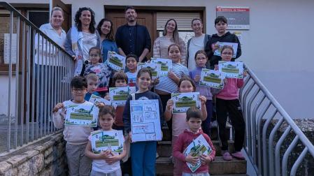 Alumnado y profesorado del colegio de Urroz-Villa, junto a parte del jurado. En el centro, con su cómic, la ganadora del concurso, Margarita Garisoain Guindano