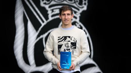 Aihen Muñoz posa con su libro ‘Cartas de Aihen. Todo lo que aprendí... de mí mismo’ en las instalaciones de Zubieta tras el entrenamiento de ayer.