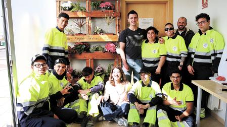 El alumnado del taller de empleo, con los responsables, y el jardín vertical que prepararon