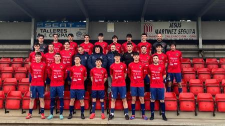 Fotografía de familia del primer equipo junto a Beatriz Armendáriz