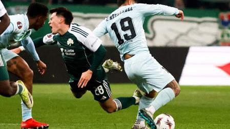 EL jugador del Panathinaikos Facundo Pellistri cae ante la entrada del 'Cucho' Hernández durante el encuentro