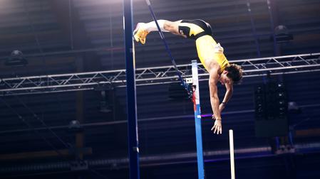 Momento en el que Armand Duplantis supera los 6.31 durante la prueba disputada en Uppsala