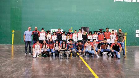 Foto de familia con los vencedores en la última edición del torneo
