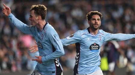 El defensa del Celta Javi Rueda (dcha.) celebra tras anotar el gol que suponía el 1-0 en el encuentro contra el Olympique de Lyon