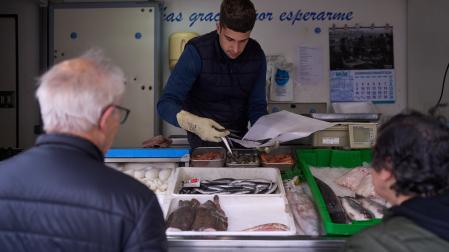 Hugo Echeverri Val atiende en Lumbier desde el interior del camión de Pescados Echeverri