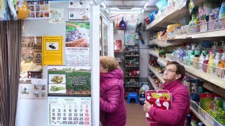 Alimentos frescos y congelados, bebidas, jabones, productos de limpieza... De todo cabe en el Coviran sobre ruedas de José Ramón Ventura