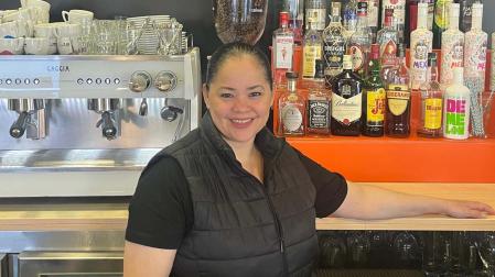 Yanet Ramírez, al frente del bar Gazolaz en Obanos
