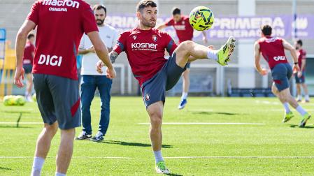 Javi Galán controla el balón durante el entrenamiento de este viernes en Tajonar