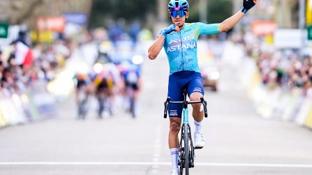 El corredor del Astana, Harold Tejada celebra la victoria en la línea de meta