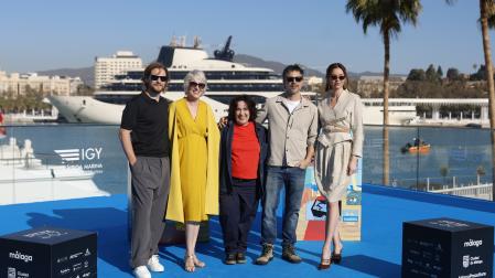 La cineasta Arantxa Echevarría, en el centro, junto los actores Jaime Olias, Susi Sánchez, Hugo Silva y Dafne Fernández