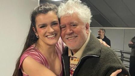 Amaia posa con Almodóvar, que acudió a ver a la cantante en su concierto en el Movistar Arena
