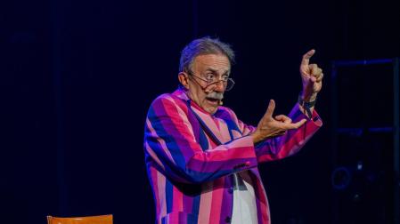 El humorista y actor, con la chaqueta del traje con la que presenta '¿Nos damos un viaje?'