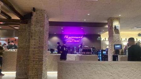 La zona de barra del restaurante Origen Real Food, en el paseo de Sarasate de Pamplona