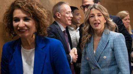 La vicepresidenta primera y ministra de Hacienda, María Jesús Montero, y la vicepresidenta segunda y ministra de Trabajo y Economía Social, Yolanda Díaz tras una reunión reciente con los agentes sociales y económicos para abordar el impacto del conflicto en Oriente Medio