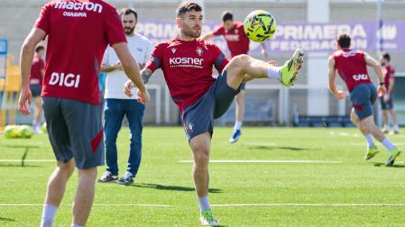 A: J.P. Urdíroz F: 13-03-2026 P: Javi Galán L: Pamplona. Instalaciones del C.A. Osasuna en Tajonar. T: Fútbol. Entrenamiento del primer equipo.