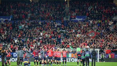 Los jugadores y la afición celebran la victoria contra el Real Madrid, el pasado 21 de febrero en El Sadar.
