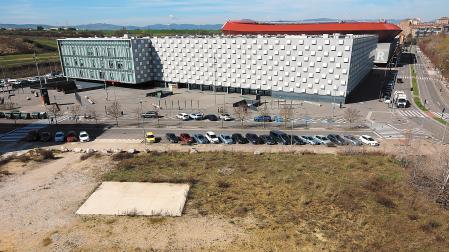 Parcela donde se construirán las viviendas, en primer término, con el Navarra Arena al fondo