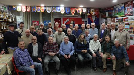 Miembros de Osasuna Veteranos, este viernes en su sede de la Plaza del Castillo.eduardo buxens