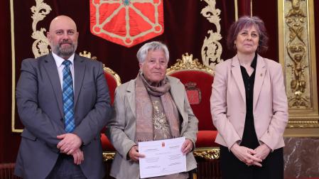 María Ángeles Luqui Iribarren, junto a los consejeros José Luis Arasti y Rebeca Esnaola
