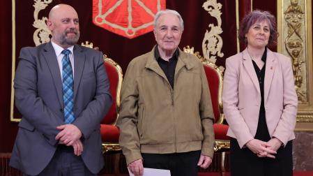 Jesús Garatea posa junto a los consejeros José Luis Arasti y Rebeca Esnaola, en el Salón del Trono del Palacio de Navarra