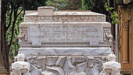 El mausoleo de Pablo Sarasate en Pamplona, donde aparece como fecha natal el 10 de mayo