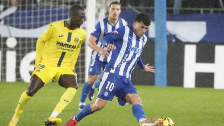 Carles Aleñá (Alavés) controla el balón ante el delantero francés del Villarreal, Nicolás Pépé