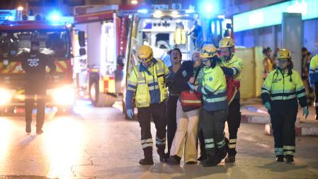 Varios servicios de emergencia atienden a personas afectadas en el incendio de un ático en Murcia en el que ha fallecido un hombre de 102 años