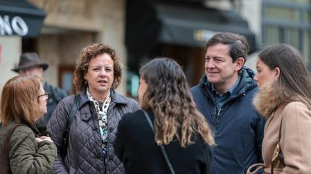 El candidato del PP a la Presidencia de la Junta de Castilla y León, Alfonso Fernández Mañueco, junto a familia y amigos este sábado en Salamanca durante la jornada de reflexión