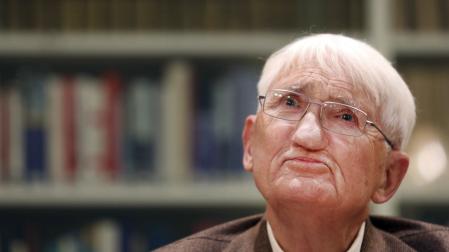 Fotografía de archivo fechada el 12 de diciembre de 2012 del filósofo alemán Jürgen Habermas durante una conferencia de prensa en el Instituto Heinrich Heine en Duesseldorf (Alemania)