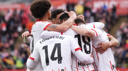 El mediocentro del Girona Azzedine Ounahi (2d) celebra junto a sus compañeros tras anotar un tanto durante el partido de liga entre el Girona y el Athletic