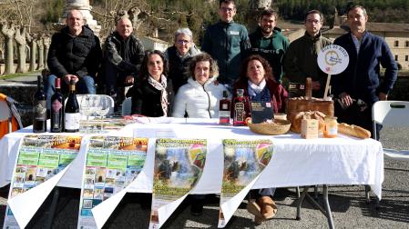 Responsables de Tierras de Iranzu, colaboradores y representantes de las empresas asociadas presentaron en el entorno del monasterio de Iranzu el programa Ecoexperiencias de Semana Santa y primavera.