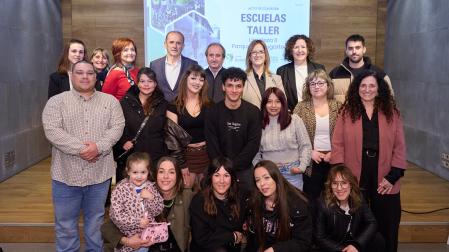 ============PieFoto-DDN (931279)============Participantes en la escuela taller junto a profesionales de la Fundación y representantes del Ayuntamiento y del Servicio Navarro de Empleo